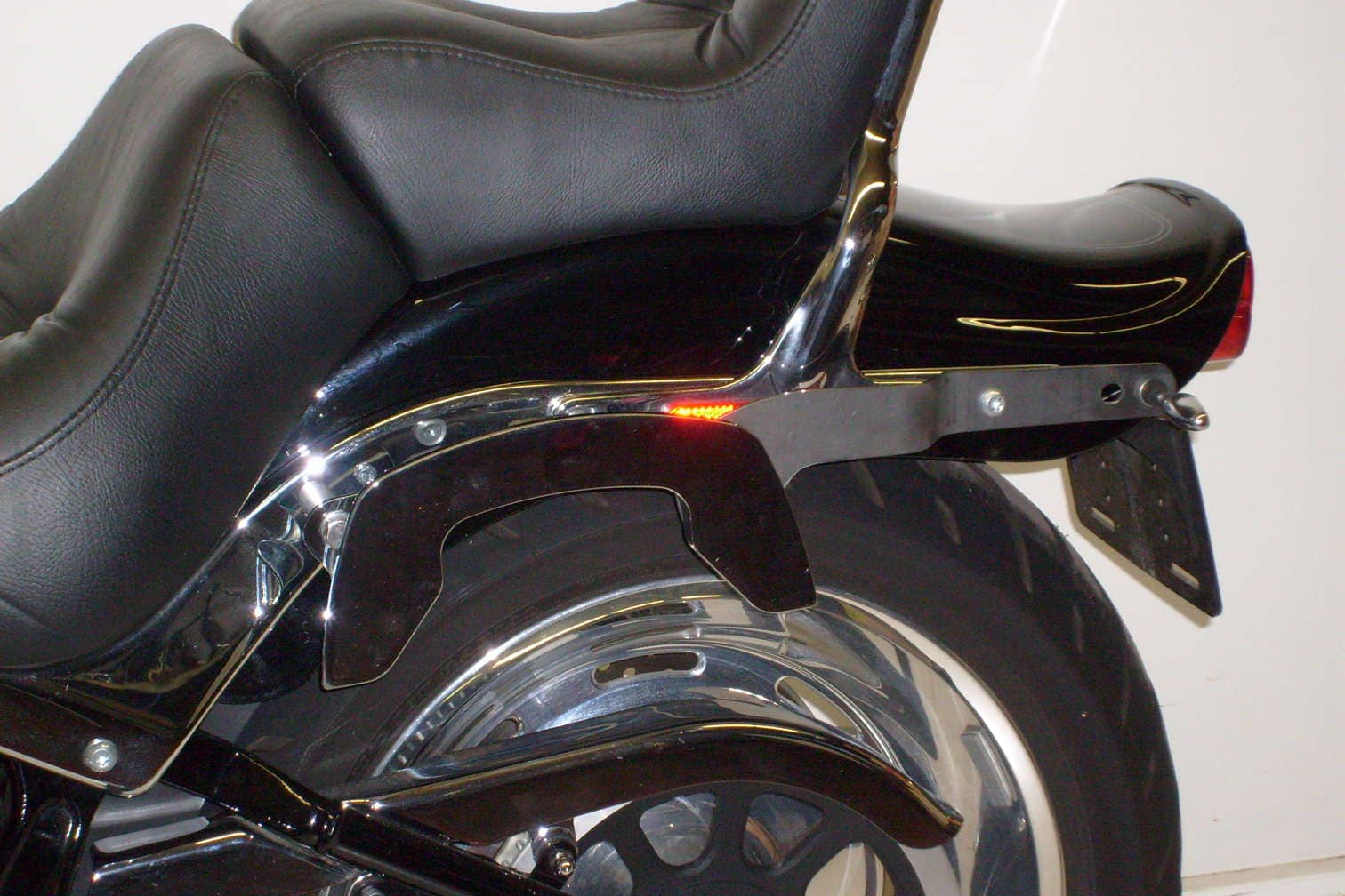 C-Bow Seitenträger chrom für Harley-Davidson FXSTC Softail Custom / FLSTSB Softail Cross Bones